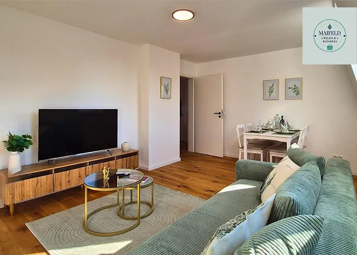 Sanierte Altbauwohnung Mit Arbeitszimmer & Parkplatz Am Rhein