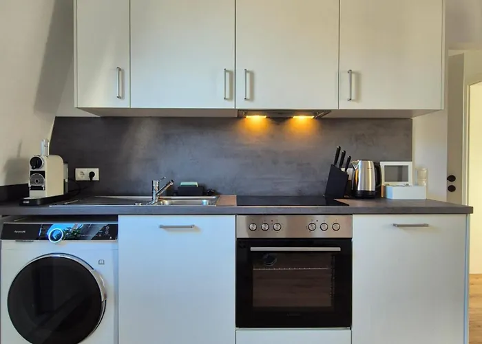 Sanierte Altbauwohnung Mit Arbeitszimmer & Parkplatz Am Rhein