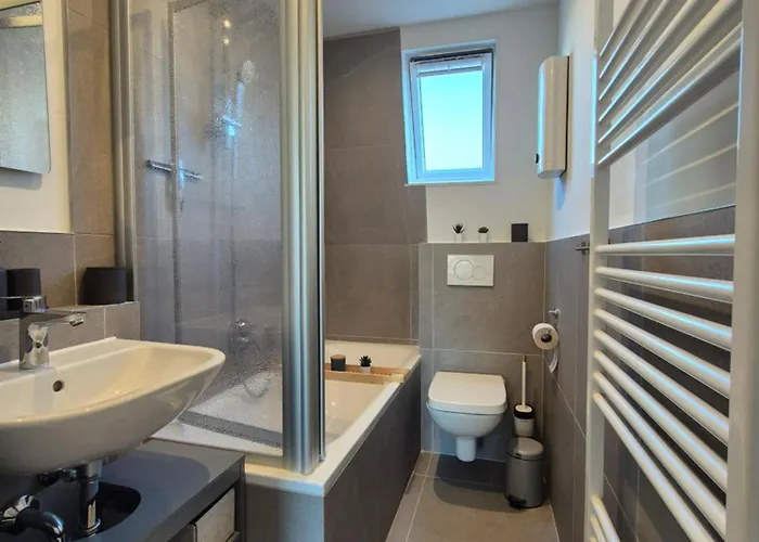 アパート Sanierte Altbauwohnung Mit Arbeitszimmer & Parkplatz Am Rhein コブレンツ