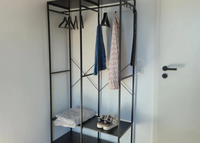 Sanierte Altbauwohnung Mit Arbeitszimmer & Parkplatz Am Rhein コブレンツ