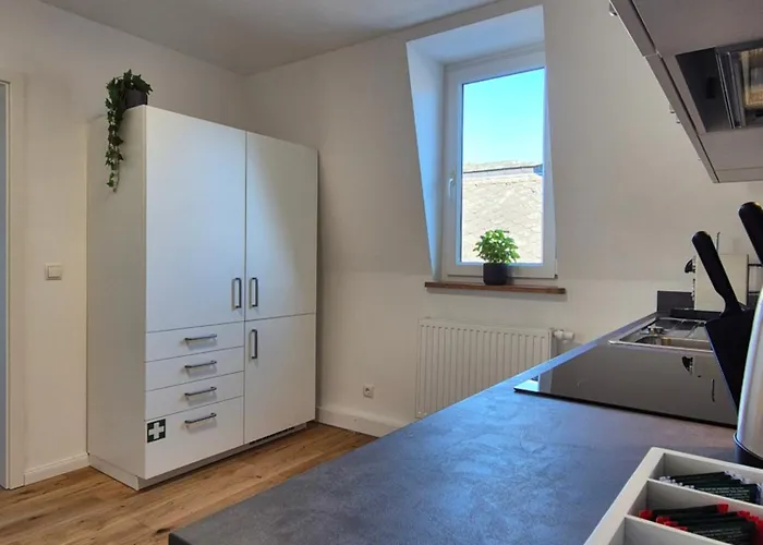 アパート Sanierte Altbauwohnung Mit Arbeitszimmer & Parkplatz Am Rhein