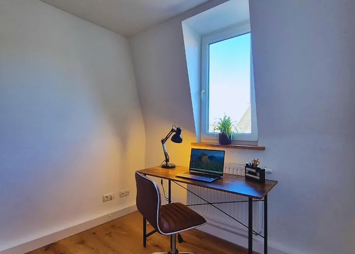 Sanierte Altbauwohnung Mit Arbeitszimmer & Parkplatz Am Rhein コブレンツ