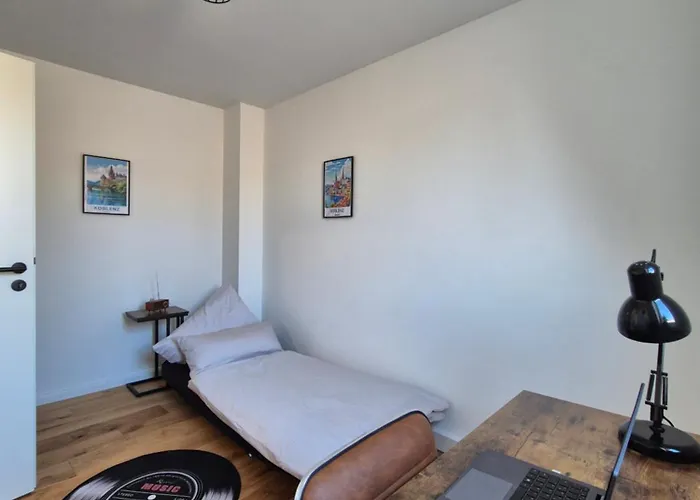 アパート Sanierte Altbauwohnung Mit Arbeitszimmer & Parkplatz Am Rhein