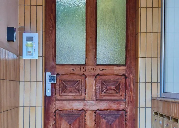 Sanierte Altbauwohnung Mit Arbeitszimmer & Parkplatz Am Rhein *