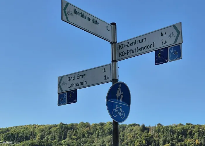 Sanierte Altbauwohnung Mit Arbeitszimmer & Parkplatz Am Rhein アパート コブレンツ