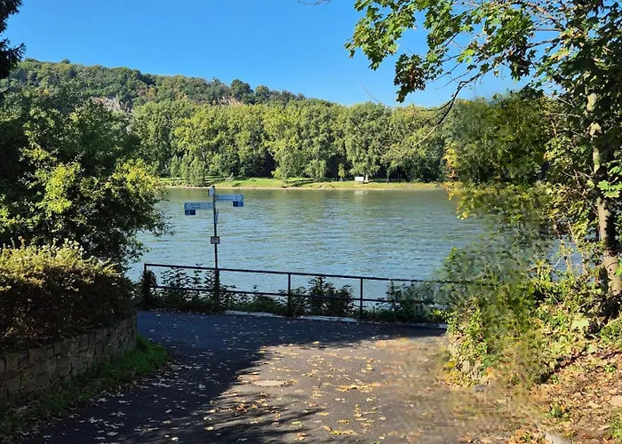 アパート Sanierte Altbauwohnung Mit Arbeitszimmer & Parkplatz Am Rhein